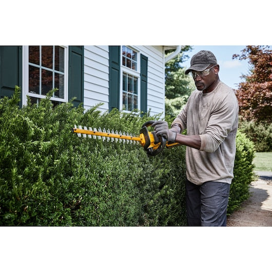 54V XR FLEXVOLT Hedge Trimmer – 31mm Blade Gap – 1 x 9.0Ah Battery