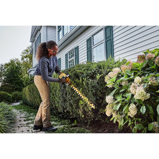 54V XR FLEXVOLT Hedge Trimmer – 31mm Blade Gap – 1 x 9.0Ah Battery