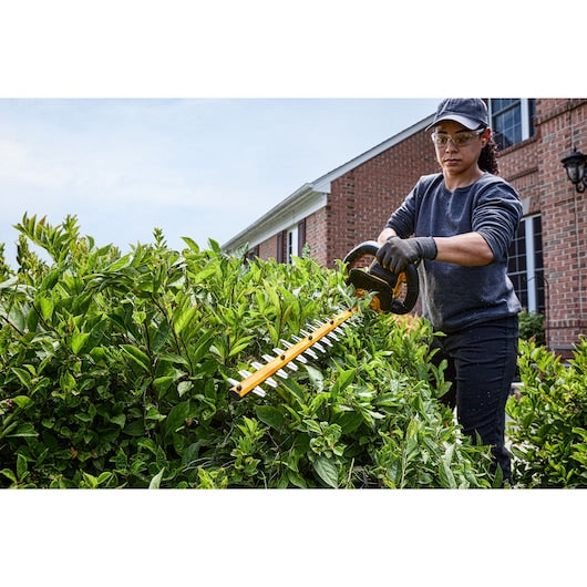 54V XR FLEXVOLT Hedge Trimmer – 31mm Blade Gap – 1 x 9.0Ah Battery