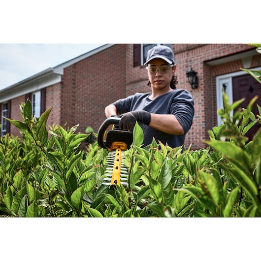 54V XR FLEXVOLT Hedge Trimmer – 31mm Blade Gap – 1 x 9.0Ah Battery